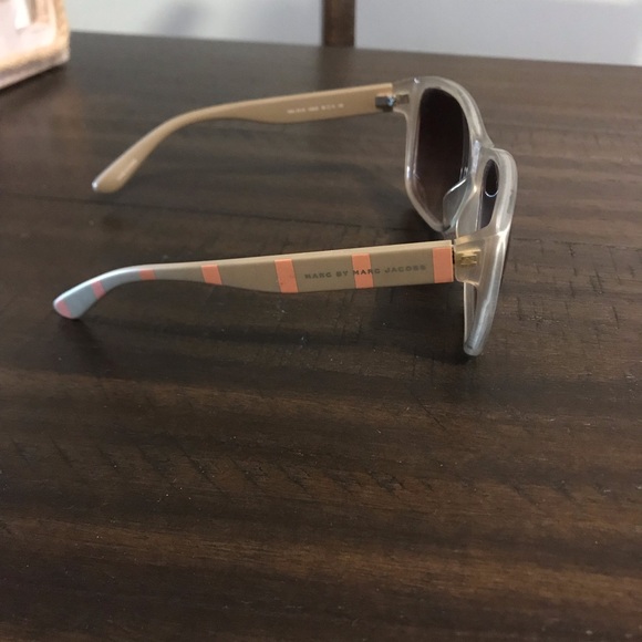 Marc Jacobs sunglasses in light brown/pink stripes - Picture 2 of 6